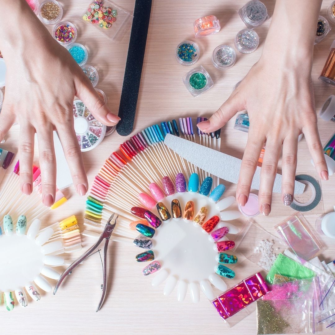 Manucure rose réalisée au salon Ongles Ken
